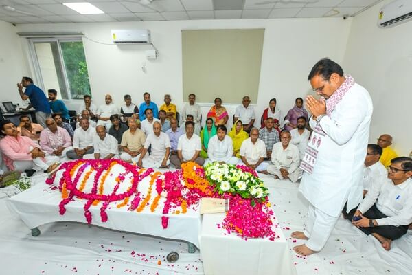 मुख्यमंत्री भजनलाल शर्मा ने वरिष्ठ प्रचारक माणकचंद के निधन पर पाथेय भवन पहुंचकर दी श्रद्धांजलि 