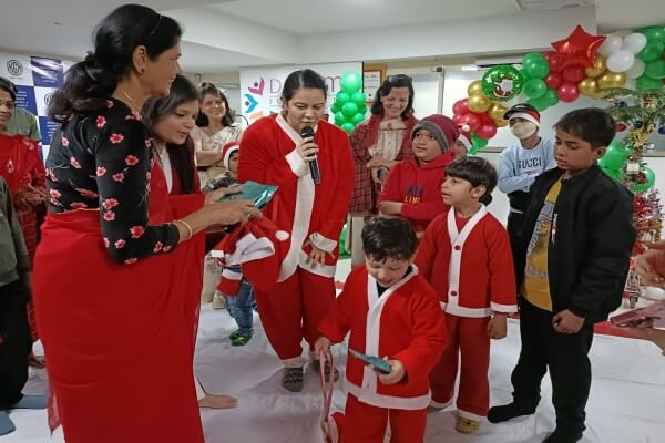 क्रिसमस सेलिब्रेशन में झूमे बाल कैंसर रोगी और कैंसर विजेता, अस्पताल परिसर में बिखरी खुशियां