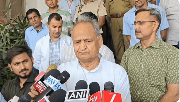 सिरप से बच्चों की मौत मामले पर अशोक गहलोत का हमला: कार्रवाई में सरकार गंभीर नहीं, दोषियों को जेल भेजो