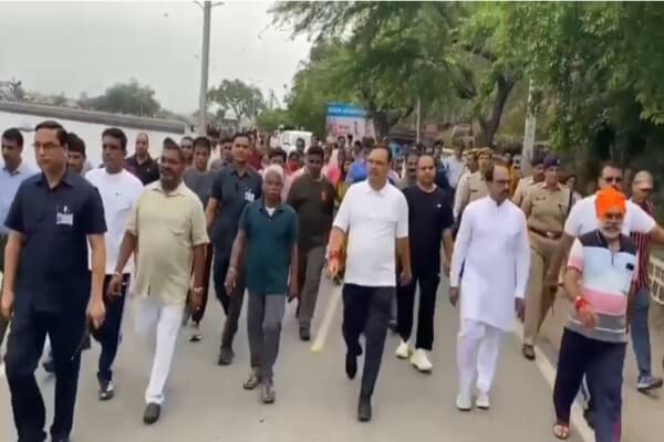 फतेहसागर झील पर मॉर्निंग वॉक करने निकले मुख्यमंत्री भजनलाल शर्मा, आमजन से मिले, बच्चों को बांटी टॉफियां