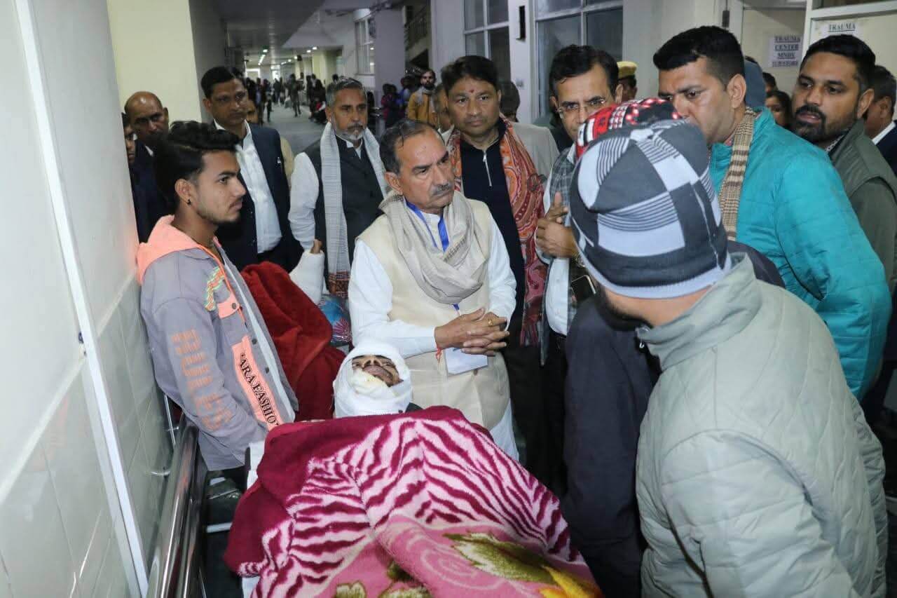 पत्रकार कॉलोनी सड़क हादसा: भाजपा प्रदेश अध्यक्ष मदन राठौड़ ने एसएमएस अस्पताल पहुंचकर घायलों का जाना हाल