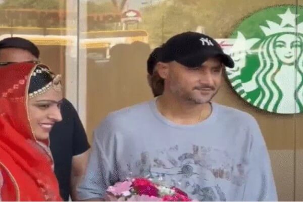 पूर्व क्रिकेटर हरभजन सिंह जयपुर पहुंचे, महिला दिवस कार्यक्रम में लेंगे भाग और यहीं से करेंगे टी-20 वर्ल्ड कप फाइनल की कमेंट्री