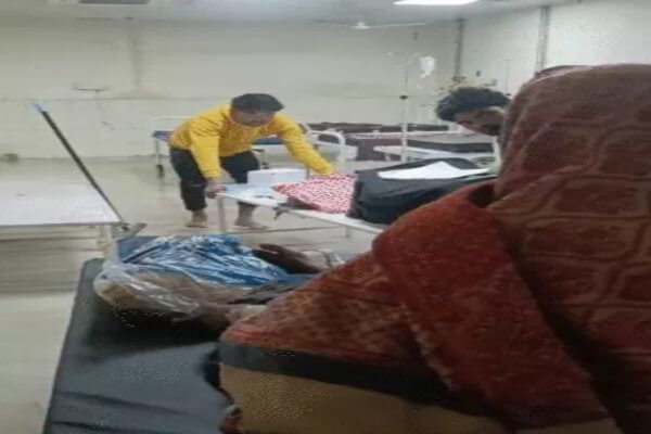 बारिश ने खोली एसएमएस अस्पताल की व्यवस्था की पोल: ट्रोमा सेंटर के ओटी के पास वेटिंग वार्ड में भरा पानी, 3 मरीज लौटे