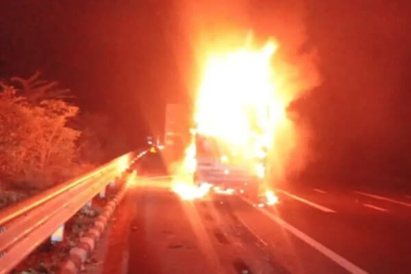 दिल्ली–मुंबई एक्सप्रेस-वे पर भीषण हादसा: पिकअप में लगी आग, तीन लोगों की जिंदा जलकर मौत, चालक गंभीर