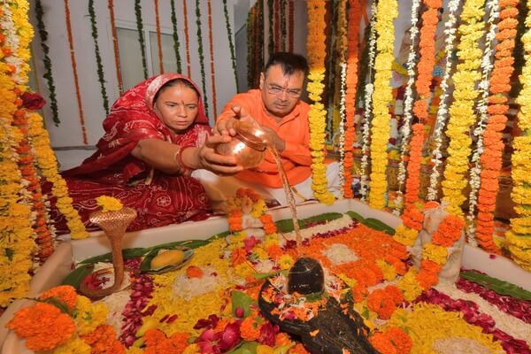 मुख्यमंत्री भजनलाल शर्मा ने श्रावण मास के दूसरे सोमवार को सपत्नीक किया भगवान शिव का पूजन
