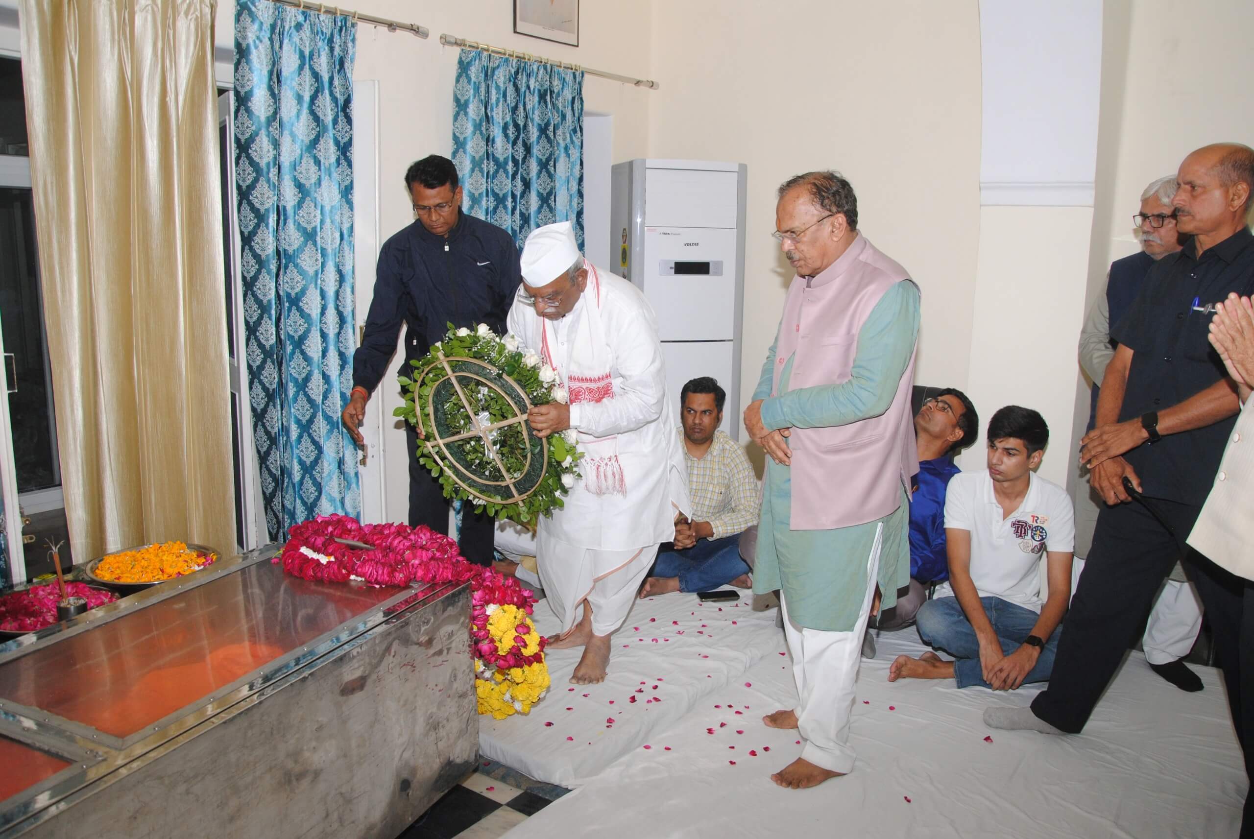 राज्यपाल हरिभाऊ बागडे ने विधानसभा अध्यक्ष वासुदेव देवनानी के निवास पर पहुंचकर दी श्रद्धांजलि, परिजनों को ढांढस बंधाया