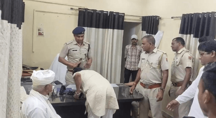 बांसवाड़ा: विधायक कैलाश मीणा ने डीएसपी के छुए पैर, बोले—“आप नहीं आते तो सीआई को बिना कपड़ों के भेजना पड़ता”; थानाधिकारी रोहित कुमार पर बजरी माफियाओं से मिलीभगत के गंभीर आरोप