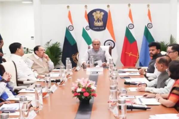 बढ़ती तेल कीमतों के बीच केंद्र सरकार अलर्ट, पेट्रोल-डीजल महंगा करने पर विचार