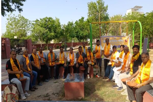 भीषण गर्मी में पक्षियों के लिए ‘वरदान’ बने भारत विकास परिषद के परिंडे, प्रताप नगर के पार्कों में चलाया सेवा अभियान