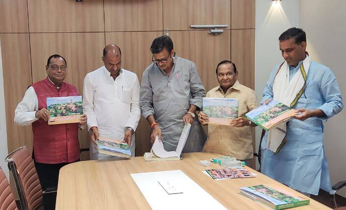 भाजपा नेता सीए शंकर अग्रवाल द्वारा लिखित पुस्तक 'राजस्थान विधानसभा चुनाव परिणाम और विश्लेषण का अवलोकन करते भाजपा प्रदेश अध्यक्ष सीपी जोशी और प्रतिपक्ष नेता राजेंद्र राठौड़