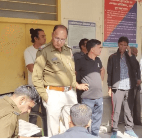 घरेलू विवाद : पति ने लाठियों से पीटकर पत्नी की हत्या की, बेटा शादी से लौटा तो मिला दिल दहला देने वाला दृश्य