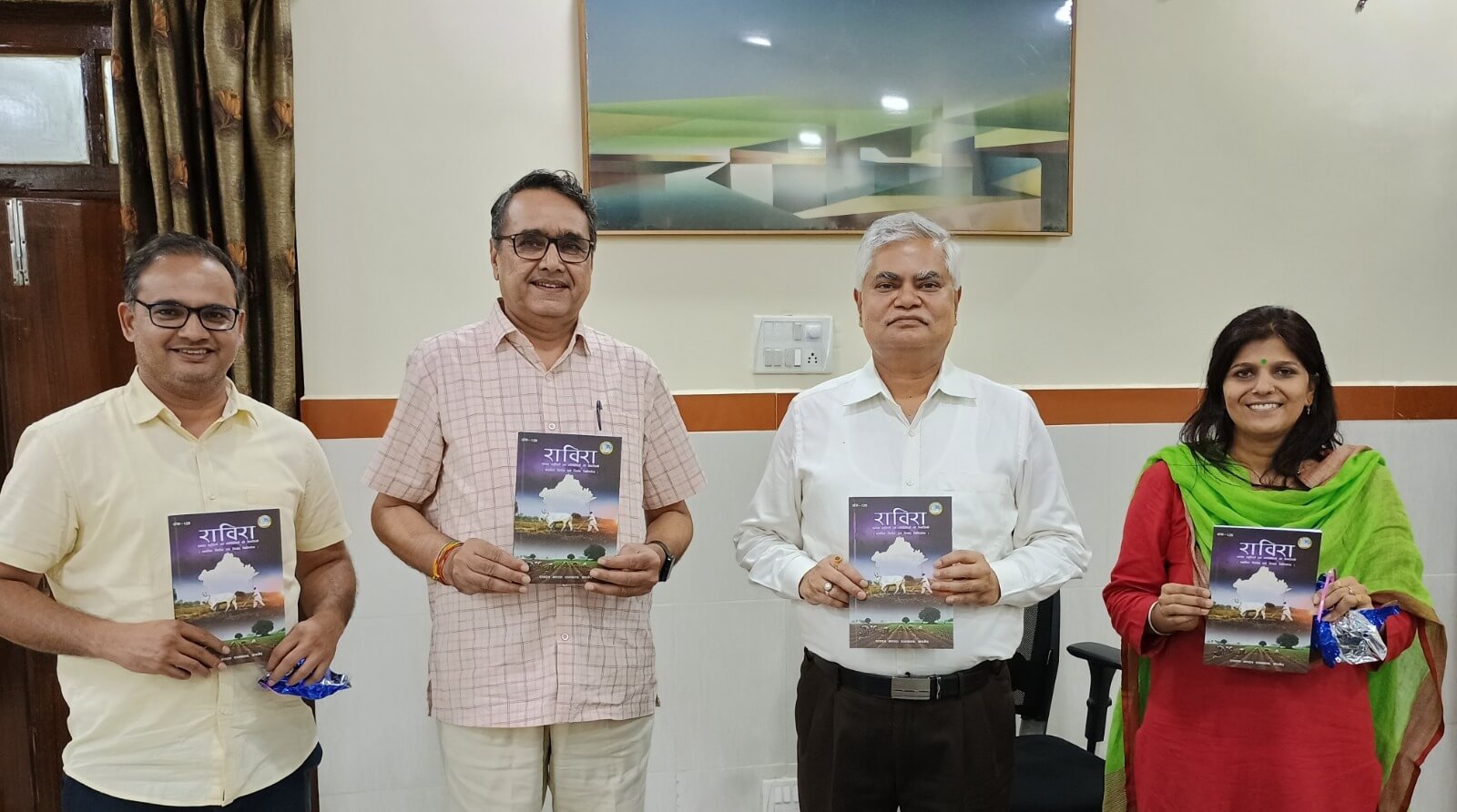 राजस्व मंडल द्वारा प्रकाशित त्रैमासिक पत्रिका राविरा के ‘चयनित निर्णय एवं निबंध’ विशेषांक का विमोचन राजस्व मंडल अध्यक्ष राजेश्वर सिंह ने किया
