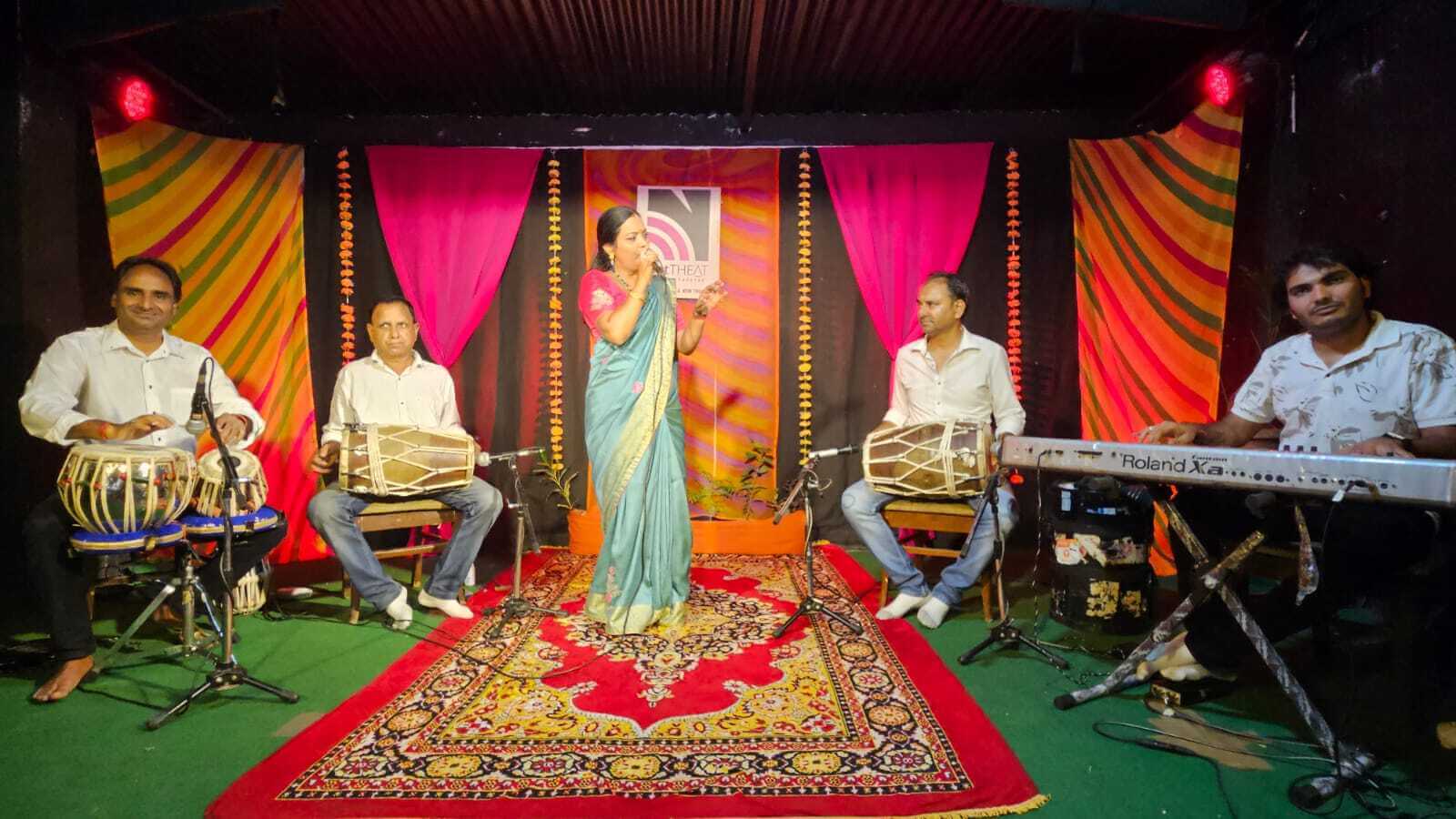 नेट थिएट पर सीमा मिश्रा ने रचा गीतों का इंद्रधनुष, लोक संगीत की फुहारों से मन भीगा