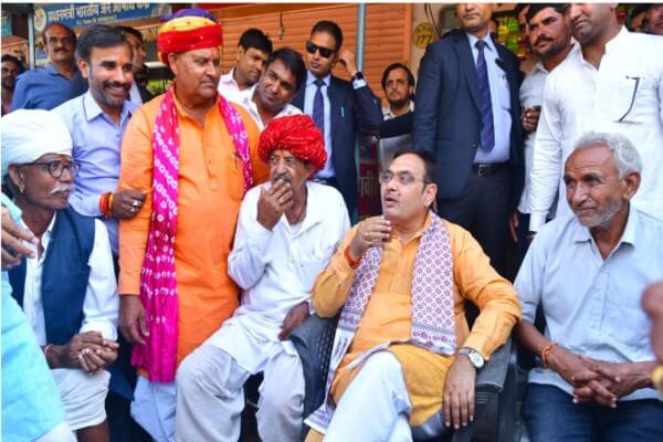 मुख्यमंत्री भजनलाल शर्मा ने सांगानेर विधानसभा क्षेत्र के झोटवाड़ा इलाके में सड़क किनारे कुल्हड़ में चाय पी, ग्रामीणों से की आत्मीय बातचीत