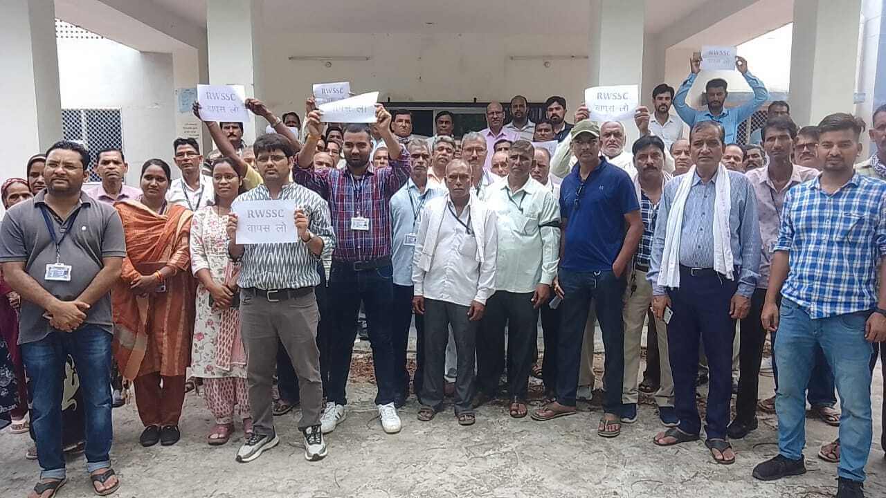 पीएचईडी कार्यों का वाटर एंड सीवरेज कॉपरेशन को हस्तांतरित किए जाने के विरोध में जलदाय कर्मियों ने हाथों में काली पट्टी बांध किया प्रदर्शन
