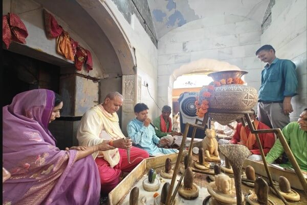 सावन के दूसरे सोमवार पर घुश्मेश्वर महादेव मंदिर पहुंचे पूर्व सांसद रामचरण बोहरा, किया अभिषेक-पूजन