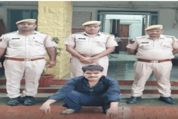 पुलिस की मादक पदार्थ तस्करों पर कार्रवाई: 18.50 लाख नकद, 3 कारें जब्त, 6 आरोपी गिरफ्तार
