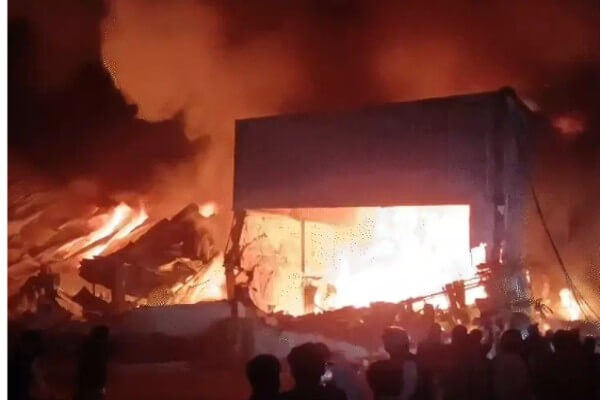 जयपुर में जेसीबी वर्कशॉप में भीषण आग, 80 कर्मचारी सुरक्षित निकाले गए, 15 दमकलों ने पाया काबू