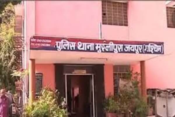 जयपुर में महंगी शराब के साथ लड़का-लड़की गिरफ्तार, दो सूटकेस से 28 बोतलें जब्त