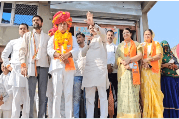 पूर्व सांसद सुखबीर सिंह जौनपुरिया ने देवली-उनियारा में भाजपा प्रत्याशी राजेंद्र गुर्जर के लिए किया जनसंपर्क