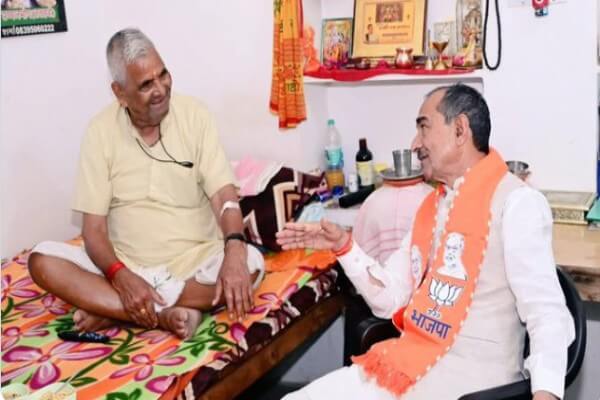 भाजपा प्रदेश अध्यक्ष मदन राठौर ने मुख्यमंत्री भजनलाल शर्मा के पिता से की शिष्टाचार मुलाकात