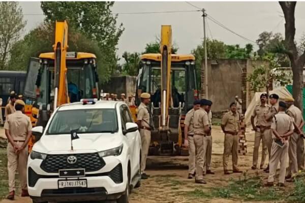 चाकू मारकर रिटायर्ड फौजी की हत्या, ग्रामीणों ने हाईवे जाम कर जताया विरोध,आरोपी के अवैध निर्माण को किया ध्वस्त 