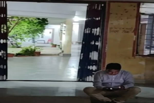 टोंक में थाने के भीतर धरने पर बैठे नरेश मीणा, घायल युवक को इलाज नहीं मिलने पर जताया विरोध