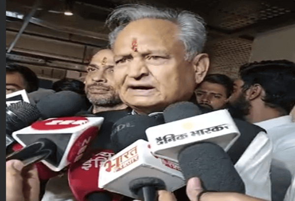 सीएमआर में आईपीएस अफसर से मारपीट की अफवाहों पर अशोक गहलोत ने मांगा स्पष्टीकरण, कहा- जनता को बताएं सच्चाई