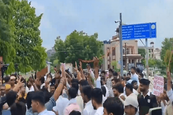 छात्रसंघ चुनाव को लेकर राजस्थान विश्वविद्यालय पर प्रदर्शन, पुलिस ने किया लाठीचार्ज, एक दर्जन घायल, 26 छात्रों को किया गिरफ्तार