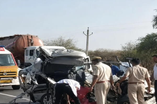 मेड़ता सिटी में भीषण सड़क हादसा: बुटाटी धाम जा रहे एक ही परिवार के 4 लोगों की मौत, 8 घायल