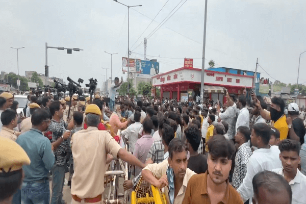 जयपुर-आगरा हाईवे पर युवक की हत्या के बाद बवाल, भीड़ का पथराव—50 लाख मुआवजा और नौकरी की मांग पर अड़े प्रदर्शनकारी