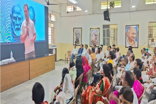 राहुल गांधी के ‘वोट चोरी’ खुलासे का वीडियो का कांग्रेस मुख्यालय में रविवार को किया प्रदर्शित