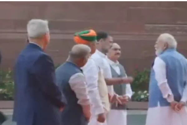 संसद परिसर में मोदी-राहुल की मुलाकात: महात्मा ज्योतिबा फुले जयंती पर दिखा सौहार्दपूर्ण माहौल