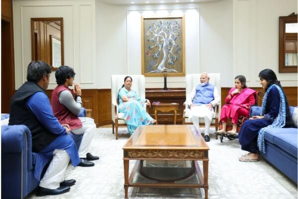 पूर्व मुख्यमंत्री वसुंधरा राजे ने परिवार सहित पीएम मोदी से की मुलाकात, राजनीतिक गलियारों में बढ़ी चर्चाएं