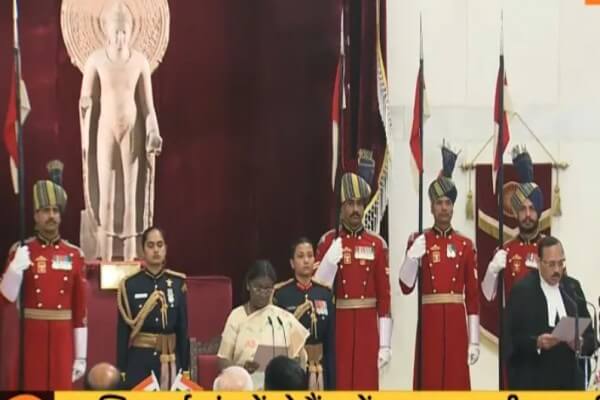 मुख्य न्यायाधीश जस्टिस सूर्यकांत ने ली 53 वें मुख्य न्यायाधीश पद की शपथ, 7 देशों के मुख्य न्यायाधीश भी हुए शामिल