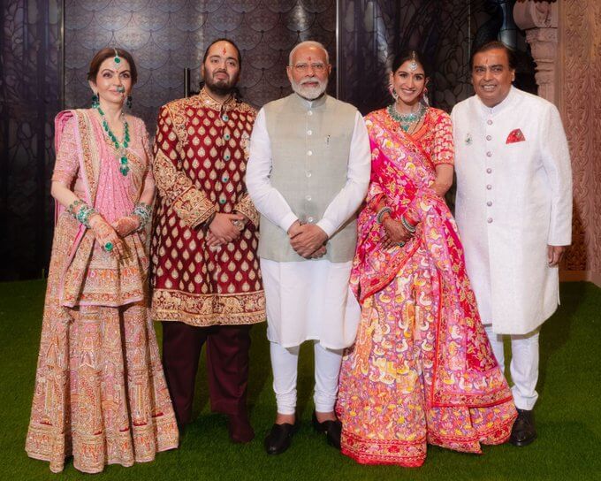 अनंत अंबानी और राधिका मर्चेंट की शादी में शामिल होने प्रधानमंत्री नरेंद्र मोदी सहित कई हस्तियां पहुंची