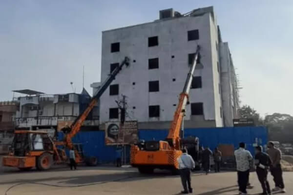 जयपुर के मालवीय नगर में निर्माणाधीन 5 मंजिला बिल्डिंग में दरारें: इलाके को खाली कराया, दो क्रेन से दी जा रही सपोर्ट
