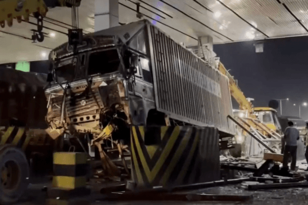 जयपुर-अजमेर हाईवे पर भीषण हादसा: टोल प्लाजा पर कंटेनर ने कार को कुचला, 7 घायल