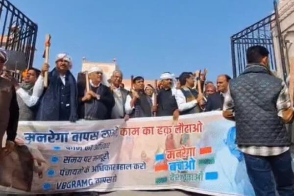 मनरेगा में बदलाव के विरोध में कांग्रेस विधायकों का अनोखा प्रदर्शन, गैंती, तगारी और फावड़े लेकर विधानसभा के मुख्य गेट पर पहुंचे