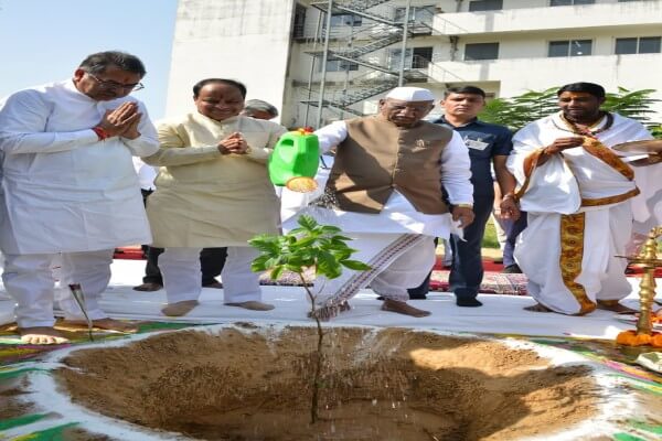 विज्ञान भारती पार्क में “एक वृक्ष माँ के नाम” कार्यक्रम: राज्यपाल  बागडे  बोले, भारतीय संस्कृति प्रकृति पूजक, पर्यावरण संरक्षण में सबका योगदान आवश्यक