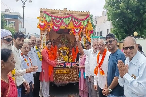 पुष्कर गायत्री परिवार की 84 कोसीय वाहन प्रदक्षिणा एवं रथ यात्रा के तहत गायत्री माता का रथ अजमेर के वैशाली नगर स्थित तपस्वी भवन पहुंचा, जहां श्रद्धालुओं ने भव्य स्वागत और विधिवत पूजन