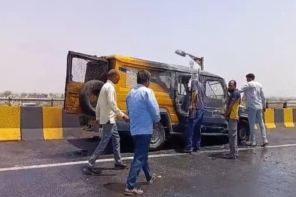 टोंक में 5 करोड़ कैश ले जा रही बैंक वैन में आग, कर्मचारियों की सूझबूझ से बची रकम