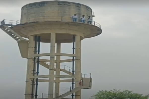 नरेश मीणा की रिहाई की मांग को लेकर तीन युवक पानी की टंकी पर चढ़े, प्रशासन पर आंदोलन रोकने का आरोप