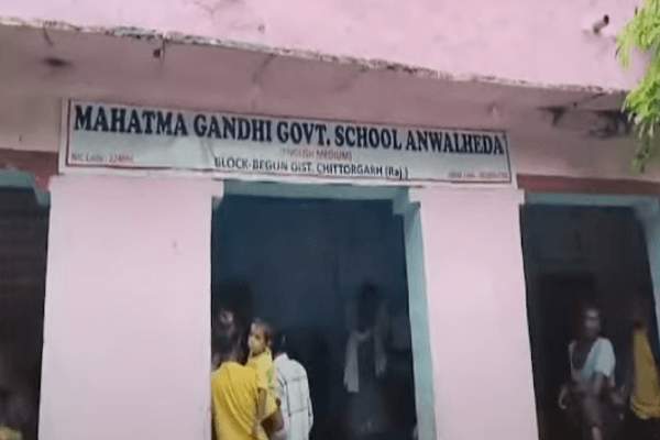 चित्तौड़गढ़ में शिक्षक बना हैवान: 59 साल के सरकारी टीचर ने बच्चों से अश्लील हरकतें करवाईं, वीडियो बनाकर देता था फेल करने की धमकी, गिरफ्तार