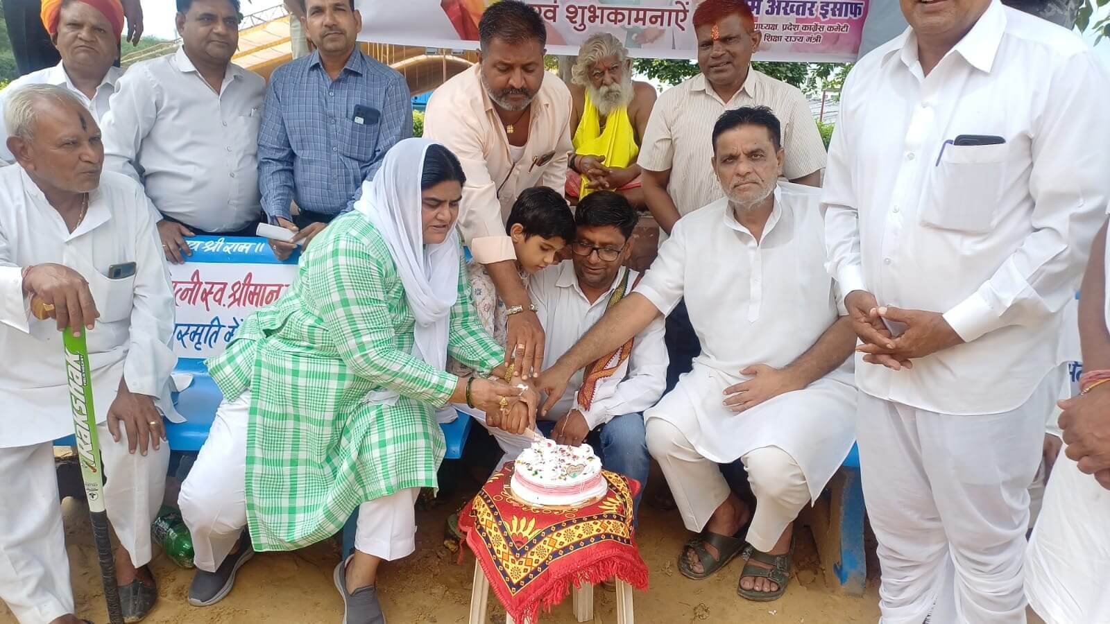 पुष्कर ब्लॉक काँग्रेस कमेटी द्वारा प्रदेश कांग्रेस उपाध्यक्ष नसीम अख़्तर इंसाफ के नेतृत्व में अखिल भारतीय कांग्रेस कमेटी के महासचिव सचिन पायलट का जन्मदिन धूमधाम से मनाया