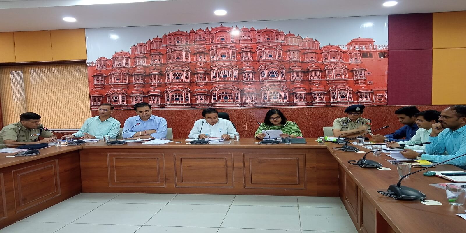जिला प्रभारी मंत्री ने अधिकारियों की बैठक में सड़कों की गुणवत्तापूर्ण मरम्मत के दिये निर्देश: अतिवृष्टि से हुए नुकसान का होगा सर्वे, प्रभावितों को मिलेगी मदद- जोगाराम पटेल