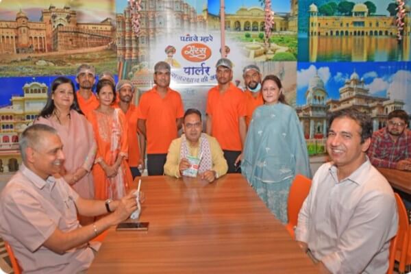 सरस पार्लर पहुंचे मुख्यमंत्री भजनलाल शर्मा, स्थानीय उत्पादों और स्वस्थ जीवनशैली को बढ़ावा देने का दिया संदेश