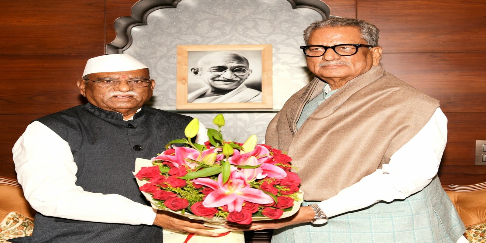 राज्यपाल बागडे से सिक्किम के राज्यपालओम प्रकाश माथुर की शिष्टाचार भेंट