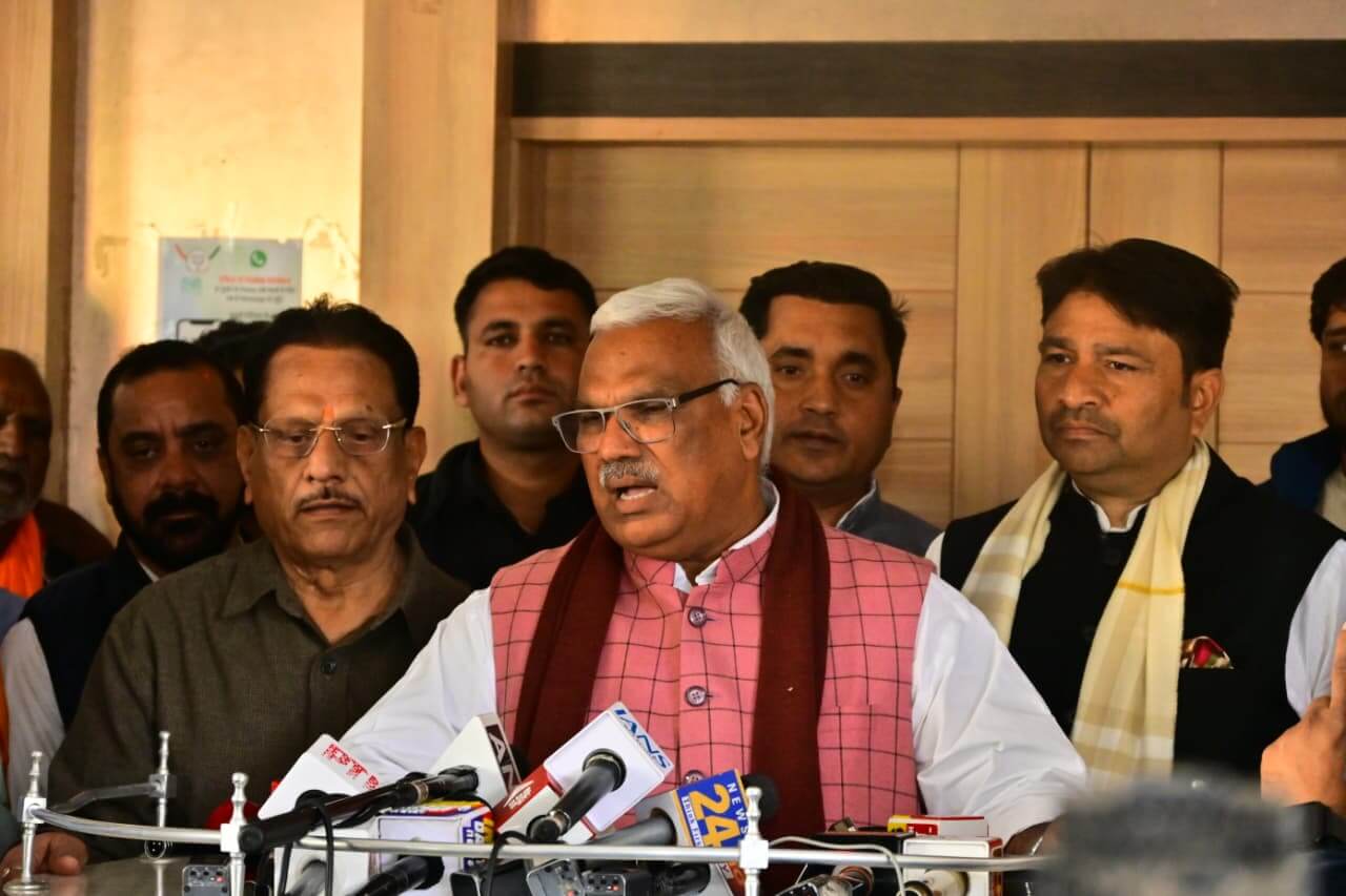भाजपा कार्यालय में जनसुनवाई: कांग्रेस कार्यकर्ता भी लेकर पहुंचे समस्या, मंत्री जवाहर सिंह बेढम ने दिए त्वरित निस्तारण के निर्देश