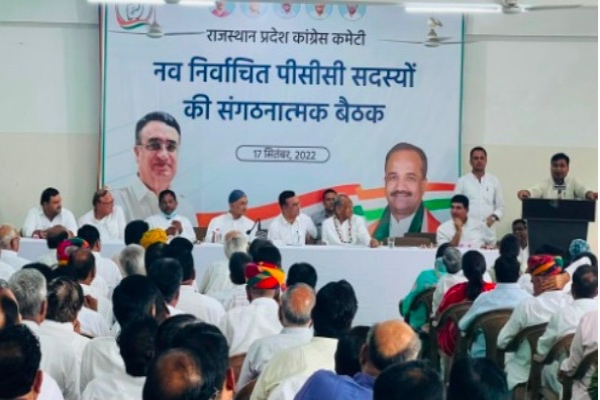सीएम गहलोत ने राष्ट्रीय अध्यक्ष राहुल को बनाने का रखा प्रस्ताव, मौजूद नेताओं से कराएं हाथ खड़े, सभी पदों पर फैसले का अधिकार हाईकमान पर छोड़ा
